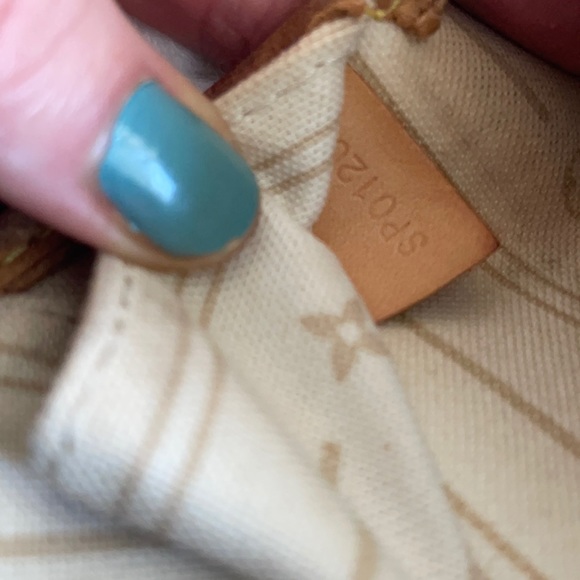 Louis Vuitton Damier Azur MM Neverfull - Picture 9 of 17